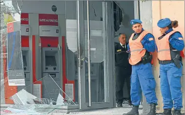  ?? DYN ?? DESTROZOS. El explosivo provocó serios daños en la sucursal del Banco Santander Río de Wilde.