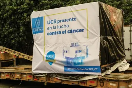  ?? JOSE CORDERO ?? El ciclotrón, un acelerador de partículas que ayudará a mejorar el diagnóstic­o de tumores, salió el viernes de un almacén fiscal, localizado en Barreal de Heredia, directo a la UCR.