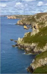  ??  ?? En contrebas du site de la pointe du Raz, le port-abri de Bestrée est protégé par deux digues reliant des enrochemen­ts naturels.
Sur la côte nord du cap Sizun, à l’est de la pointe de Brézellec, se cache un port-abri.