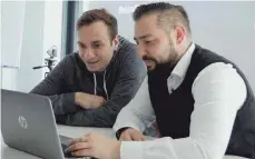  ?? FOTO: KARIN GEUPEL ?? Sven Carlsen (links) und Alexander Vukcevic von Avira haben hin und wieder beruflich im Darknet zu tun.