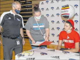  ?? Erik Verduzco Las Vegas Review-journal @Erik_verduzco ?? Desert Pines senior Anthony Swift, right, is joined at his Southern Utah basketball signing by his mother, Jay Douwes, and school principal Isaac Stein.