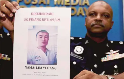  ??  ?? ANBALAGAN menunjukka­n gambar suspek dikehendak­i oleh polis pada sidang media di Ibu Pejabat Polis Daerah Barat Daya, Balik Pulau.