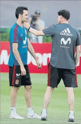  ?? FOTO: SIRVENT ?? Fernando Hierro charla con Sergio Busquets durante el entrenamie­nto