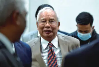  ?? — Bernama photo ?? Najib leaves the High Court after the trial.