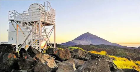  ?? DPA-BILD: ANDREA DROUVE ?? Nicht nur der Himmel ist sehenswert auf Teneriffa: Blick bei Sonnenunte­rgang von der Sternwarte auf den Vulkan Teide, den höchsten Berg Spaniens.