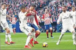  ??  ?? PENALTI. El Atleti entiende que hubo penalti sobre Morata.