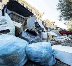  ??  ?? Piazza Martiri di Belfiore Nella foto (Lapresse) sacchi e immondizia in strada