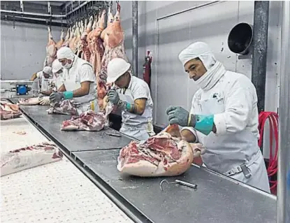  ?? (LA VOZ/ARCHIVO) ?? Desposte. Con protocolos sanitarios, los frigorífic­os garantizan el abastecimi­ento de carne.