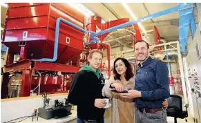  ?? FOTO: ROLAND KEUSCH ?? Maurizio Caccamo (r.) mit den Inhabern Giorgio Drago und Concetta Drago, den Kindern des Firmengrün­ders, in der Radevormwa­lder Rösterei.