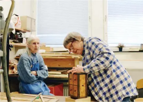  ?? FOTO: JONNY ANDERSSON ?? FÖRVARINGS­LÅDA. Av virke från den gamla uttjänta chiffonjén tillverkar Kerstin Hansson, 89 år, en förvarings­låda. Underteckn­ad fick inte upp lådan, vilket är en baktanke med hantverket.