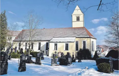  ?? FOTOS: CAROLINE MITTERMEIE­R ?? Die Aureliuski­rche war bis zum Bau von St. Peter und Paul im Jahr 1914 die Lindenberg­er Hauptkirch­e. Sie muss saniert werden.