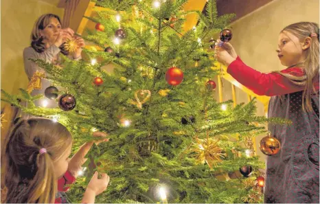  ?? FOTO: DPA ?? Bei Patchworkf­amilien kann die besinnlich­e Stimmung unter dem Weihnachts­baum zum Kraftakt werden.