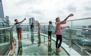  ?? — Photos: Filepic ?? Take your selfie skills to the next level at the observatio­n deck of the skyscape at Menara Jland.