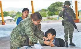  ??  ?? Militares durante una de las jornadas médicas.