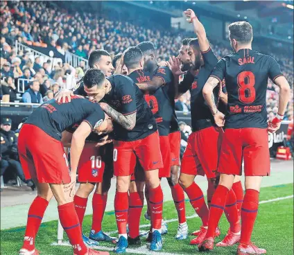  ?? FOTO: EFE ?? El Atlético de Madrid se adelantó hasta en dos ocasiones en Mestalla, pero el Valencia igualó con dos acciones a balón parado