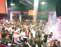  ?? ?? Migliaia di giovani in una discoteca di Gallipoli