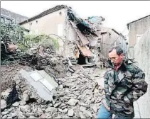  ?? GUILLAUME HORCAJUELO / EFE ?? Un bombero rescata a un niño en Trèbes. Debajo, casas derruidas por la inundación en Villegailh­enc