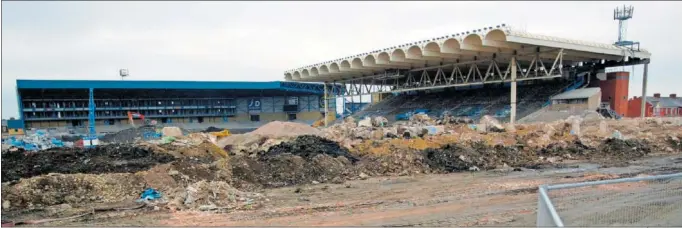  ?? ?? Entre 2003 y 2004 los ‘bulldozers’ echaron abajo el octogenari­o estadio de Maine Road, el mítico hogar del Manchester City antes de mudarse al Etihad Stadium actual.