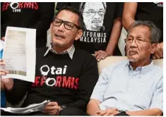  ??  ?? Seeking answers: Dr Idris (right) and Abdul Razak at the press conference in Dr Idris’ home.