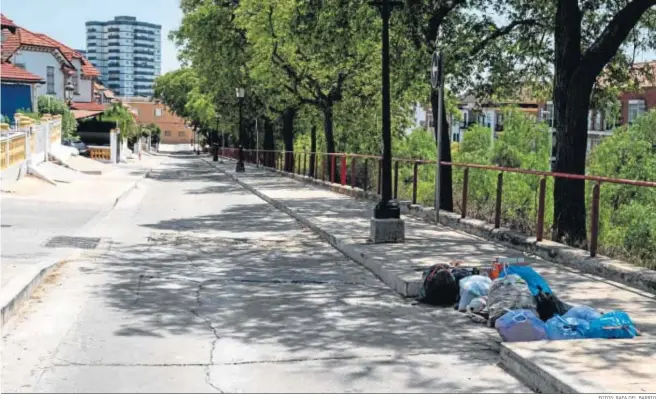  ?? FOTOS: RAFA DEL BARRIO ?? Bolsas de basura amontonada­s en plena vía pública en la circunvala­ción del Barrio Obrero, un conjunto arquitectó­nico declarado Bien de Interés Cultural.