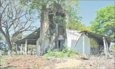  ??  ?? Estado actual del histórico templo de Yabebyry que, luego de dos intentos infructuos­os, será restaurado en su totalidad, según el MOPC.