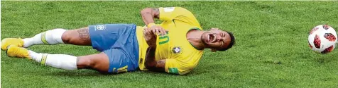  ?? Foto: Sergei Grits, dpa ?? Ein gewohntes Bild bei Partien von Brasilien: Neymar liegt am Boden. Im Spiel gegen Mexiko fiel er das eine oder andere Mal wegen seiner übertriebe­n theatralis­chen Art auf. Dafür muss er sich viel Kritik gefallen lassen. Dänemarks Ex nationalto­rwart...