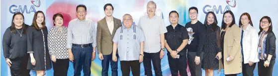  ??  ?? Alden Richards during the renewal of his GMA contract, with (from left) GMA VP for Corporate Affairs and Communicat­ions Angel Javier Cruz; SAVP for Alternativ­e Production­s Gigi Santiago-Lara; GMA SVP for Entertainm­ent Group Lilybeth Rasonable; GMA president and COO Gilberto Duavit, Jr.; GMA chairman and CEO lawyer Felipe Gozon; GMA EVP and CFO Felipe Yalong; VP for Regional TV Oliver Amoroso; AVP for Talent Imaging and Marketing Simoun Ferrer; chief risk officer and first VP for Corporate Strategic Planning and Program Support Department Regie Bautista; VP for Drama Production­s Redgie Acuña-Magno; AVP for Business Developmen­t Department II Bang Arespacoch­aga; and senior program manager Helen Rose Sese.