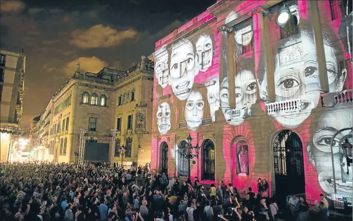  ?? ÀLEX GARCÍA ?? La casa de tots.
La façana de l’Ajuntament es converteix cada nit de la Mercè en la pantalla de la Casa de tots, una projecció espectacul­ar