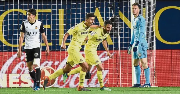  ??  ?? Late winner: Villarreal defender Mario Gaspar (second from right) celebratin­g with midfielder Rodrigo Hernandez after scoring during the Spanish League match against Valencia on Saturday. — AFP