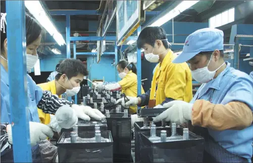  ?? PHOTOS PROVIDED TO CHINA DAILY ?? Workers on an assembly line making batteries in Hengyang. The city government is making reforms to create a friendly environmen­t and open economy.