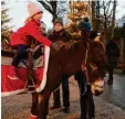  ??  ?? Lilly bedankt sich bei Eselchen Sancho für den Ritt über den Christkind­lmarkt.