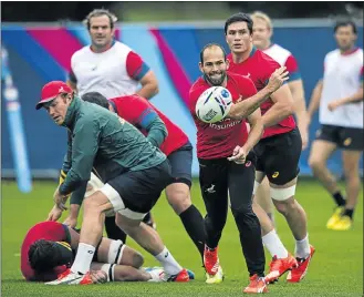  ?? Picture: AFP ?? NO MISTAKES: Springbok scrumhalf and captain Fourie du Preez passes the ball during a training session in Teddington, west London, yesterday. The skipper wants the Boks to have a healthy halftime lead against the USA today.