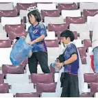  ?? FOTO: AP ?? Ganz groß im Saubermach­en: Japans Fans bei der WM in Katar.