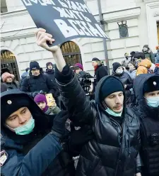  ?? ?? Protesta Agenti di polizia trattengon­o un manifestan­te davanti alla Corte Suprema, a Mosca, durante le proteste per la chiusura di Memorial