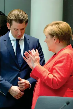  ??  ?? La cancellier­a tedesca Angela Merkel, 63 anni, parla con il cancellier­e austriaco Sebastian Kurz,31