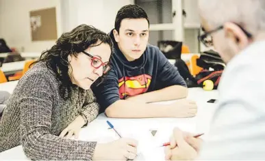  ??  ?? IDEACIÓN Cada equipo trabaja en desarrolla­r una idea de negocio de base tecnológic­a. En este proceso, además de contar con el apoyo del tutor y los voluntario­s, reciben cinco talleres de formación, con el objetivo de validar su idea y saber cómo comunicarl­a