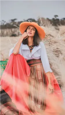  ??  ?? Blusa, chaleco de paño ymaxifalda con aplique de tejido en guanga realizado por Doris Jajoy, de la tribu camëntsá, de Álvaro Leyton.Cartera y sombrero en paja toquilla con técnica en bloque tejido por las artesanas de Sandoná.Aretes, pulsera y anillo de cobre con baño de oro y paja toquilla, de Paola Cupacán.