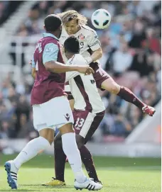  ??  ?? Bolo Zenden heads home.