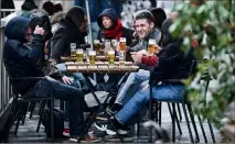  ?? (Photo AFP) ?? Le temps n’a pas été au rendez-vous, les sourires, si…