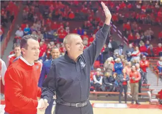  ?? ROBERTO E. ROSALES/JOURNAL ?? Colorado State coach Larry Eustachy, right, shakes hands with UNM coach Paul Weir and waves to the crowd Saturday night. Eustachy was greeted with a chorus of boos from Lobo fans.