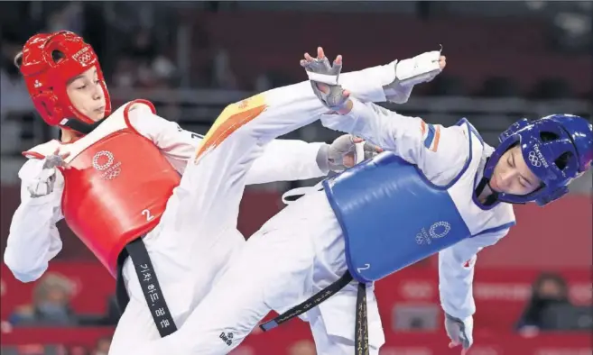  ??  ?? Adriana Cerezo y la tailandesa Wongpattan­akit libraron una igualadísi­ma batalla por el oro en la categoría de -49 kilos en el tapiz del Makuhari Messe.