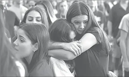  ??  ??    Estudiante­s que sobrevivie­ron al tiroteo del 14 de febrero del año pasado en Parkland, recordaron ayer a las víctimas. Foto Afp