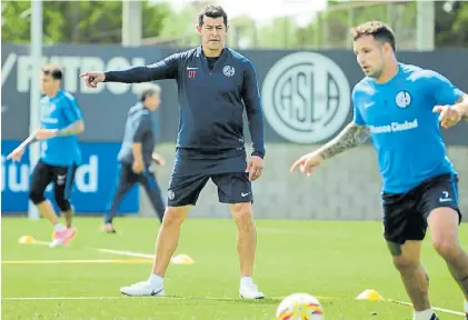  ?? P. SAN LORENZO ?? Para allá. Eso le indica Almirón a Mussis. “Hay que correr, tener sacrificio y rebeldía”, dijo el DT.