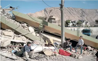  ??  ?? Des maisons se sont effondrées dans la ville de Darbanikha­n, dans le nord de l’Irak, lundi. − Associated Press: Felipe Dana