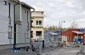  ?? FOTO: KRISTOFFER ÅBERG ?? NYTT. Stora bostäder lockar igen. I Tasträsk i Sibbo svarar man på den efterfråga­n med nybyggen.