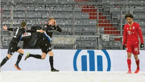  ?? Foto: M. Engelbrech­t, Witters ?? Arminias Amos Pieper kann es nicht fassen, er hat das 2:0 erzielt. Leroy Sané mag nicht hinschauen. Am Ende heißt es in München 3:3.