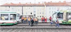  ?? FOTO: DPA ?? Auffahrunf­all auf der Schiene: Eine Bahn war gerade an einer Haltestell­e losgefahre­n, als der dahinter fahrende Zug auf sie prallte.