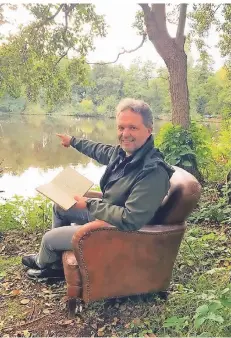  ??  ?? René Bongartz im Sessel Heinrich Malzkorns. Am Hariksee stand die Hütte des Autors, der mit Blick auf den See den Roman „Patschel“schrieb.