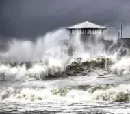  ??  ?? Trae fuertes vientos. La costa este de EU ha registró un intenso oleaje mientras Florence se acercaba a tierra.