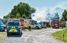  ?? Foto: Thorsten Jordan ?? Feuerwehr und Rettungskr­äfte waren mit einem großen Aufgebot bei dem Brand auf dem Landsberge­r Campingpla­tz.
